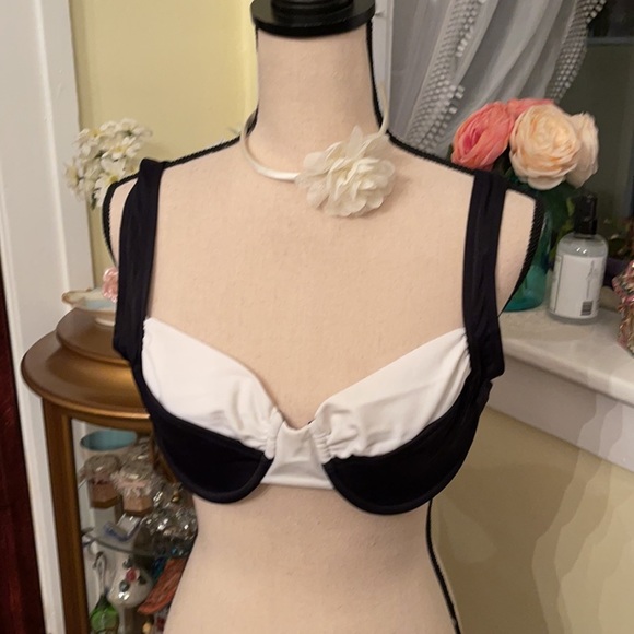 UjENA Other - *Ujena* XL (LL) Blk & White Bikini Top Y2K